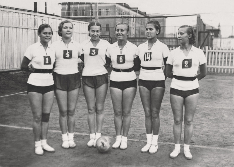 800x570, 113 Kb / спортсменки, ч/б, ссср, шорты, футболка, ч/б, спорт, физкультура, мяч, команда, доски, забор