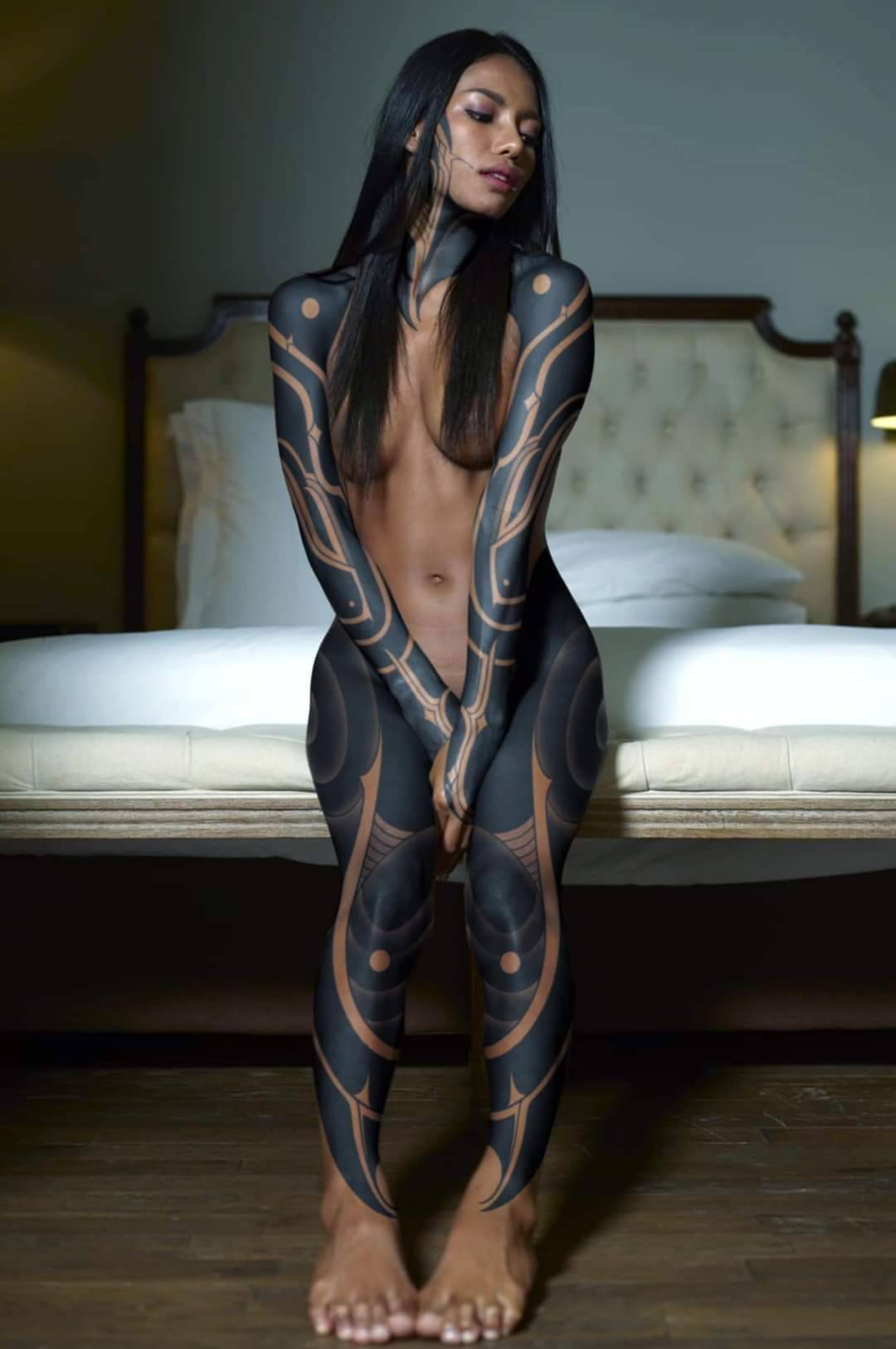 1080x1626, 80 Kb / тату, кровать, брюнета, подушка, Chloe