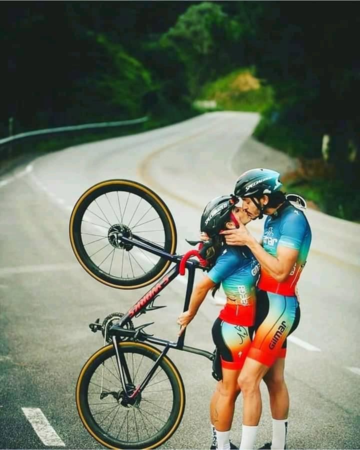 720x900, 69 Kb / дорога, велосипед, велосипедисты, поцелуй