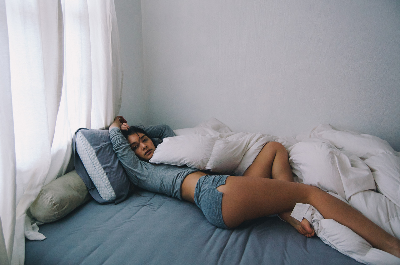 1280x851, 242 Kb / постель, подушки, брюнетка, ноги, попа, шторы