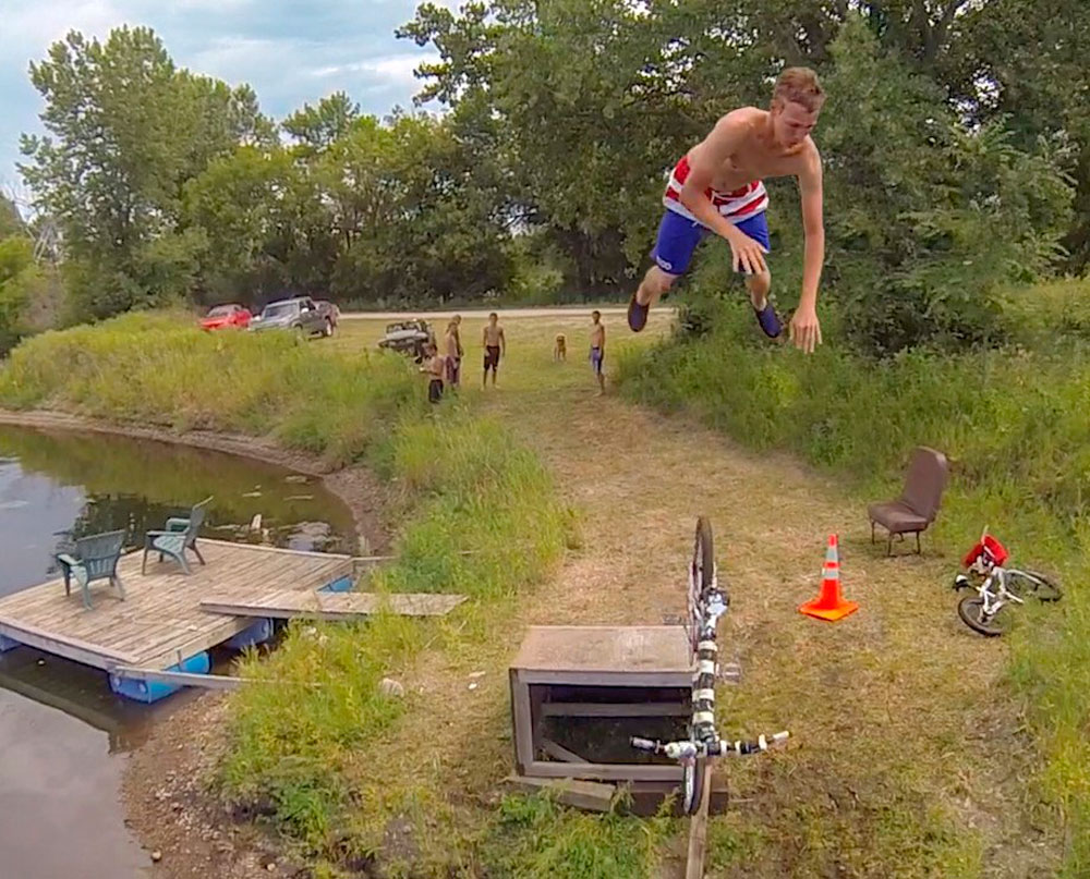 1000x807, 208 Kb / полёт, берег, водоём, велосипед