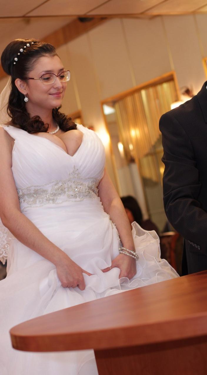 704x1277, 62 Kb / невеста, декольте