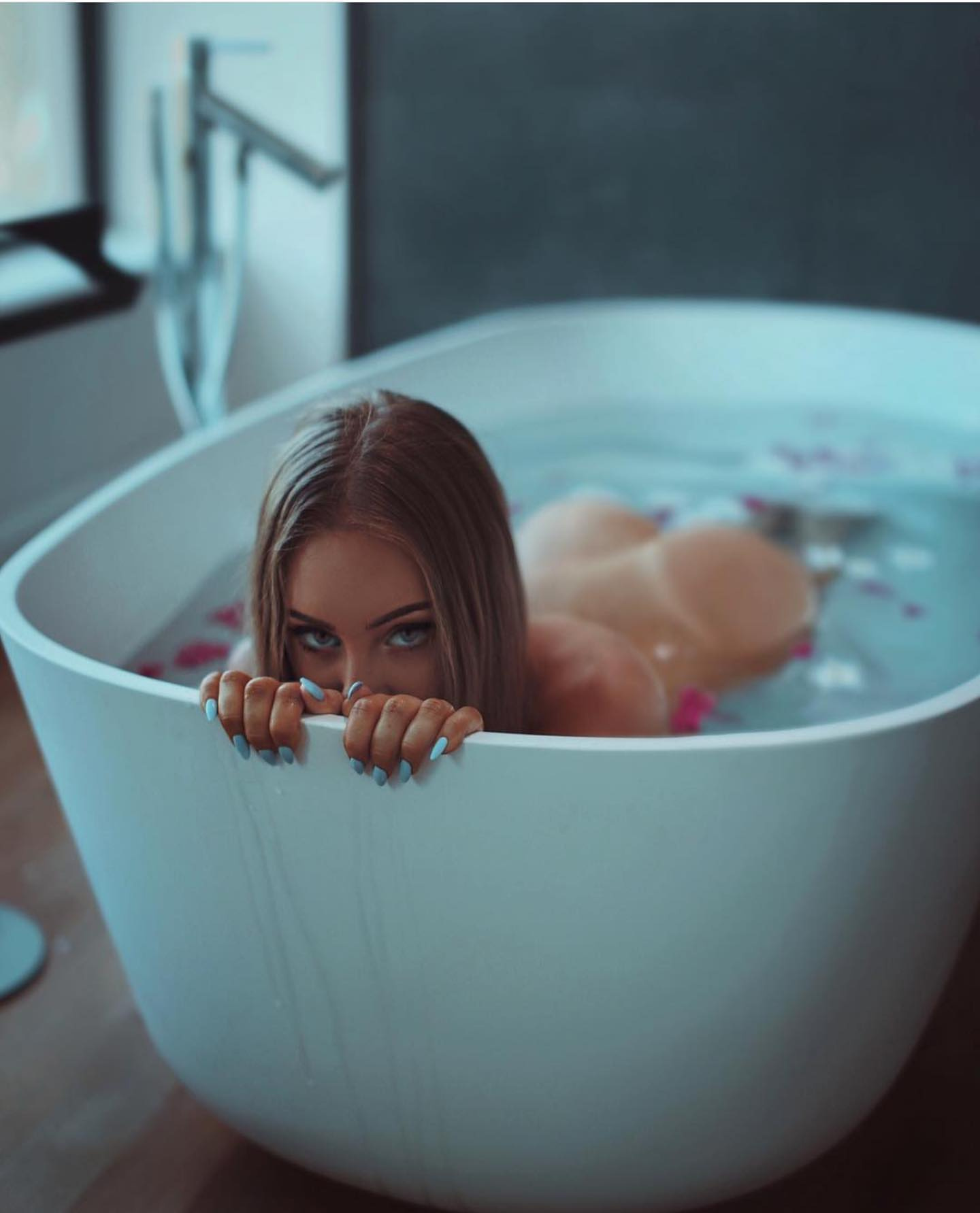 1440x1783, 203 Kb / ванна, жопа, ногти, взгляд