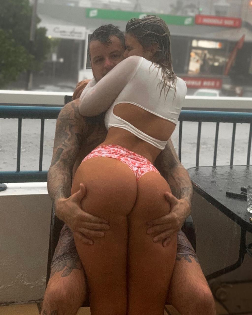 1024x1280, 119 Kb / дождь, задница, руки, тату, перила