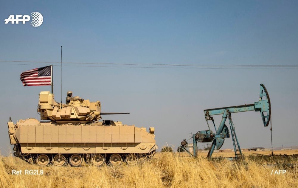 1000x631, 98 Kb / Сирия, нефть, флаг, США, солдат, вышка