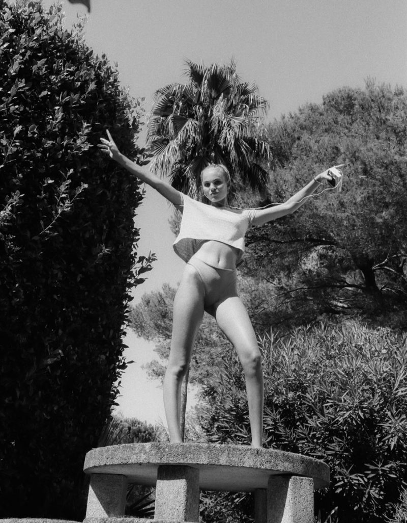 800x1026, 187 Kb / женщина, топ, наушники, постамент, деревья, ч/б