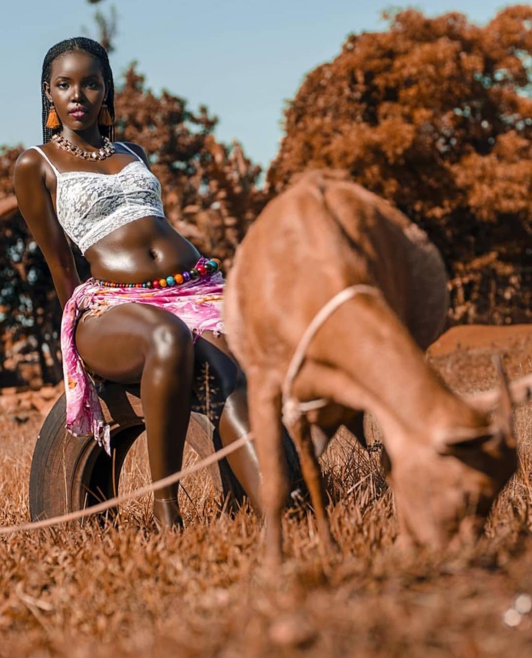 1035x1280, 164 Kb / негритянка, коза, Tracy Kyasiimire