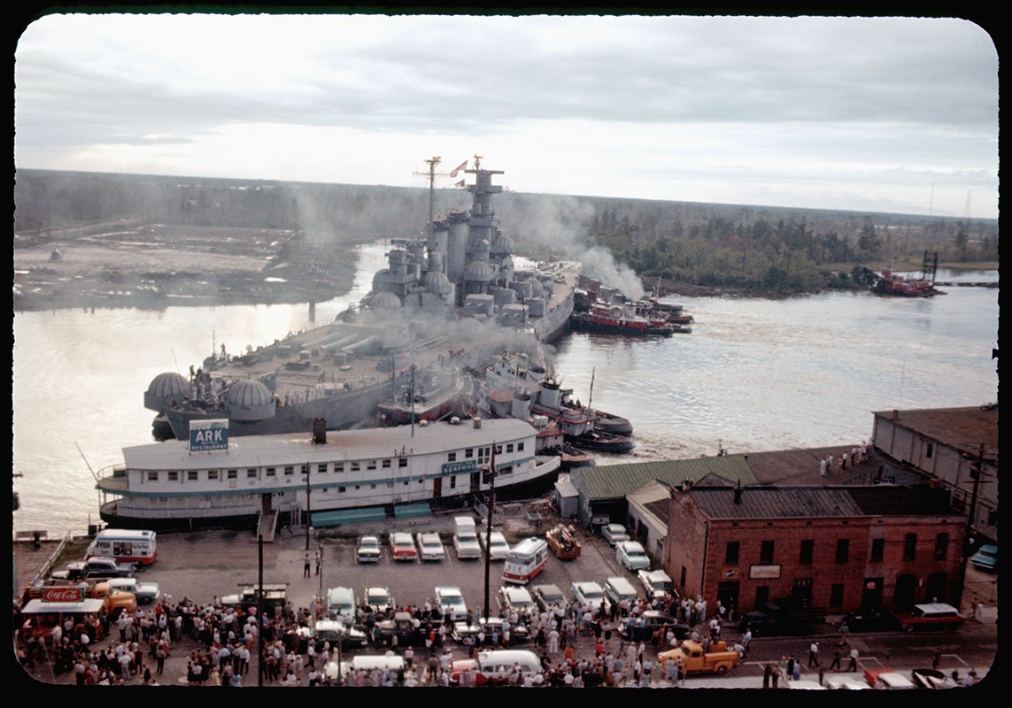 1143x800, 168 Kb / корабль, ресторан, линкор, США, ДТП, река, буксир