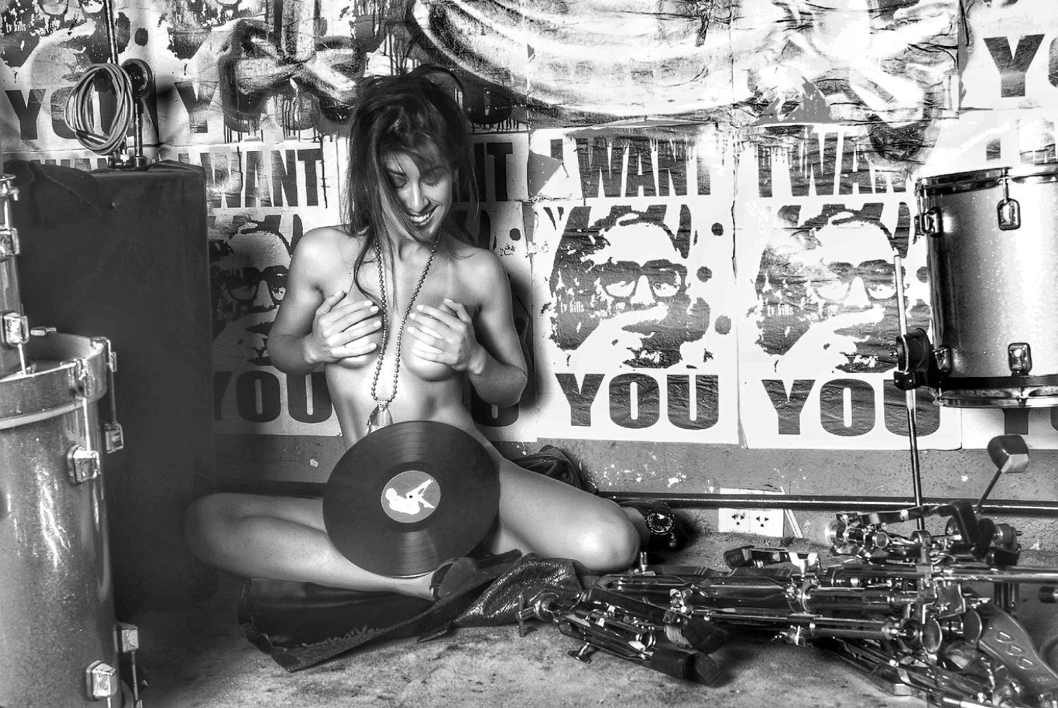 1541x1031, 333 Kb / пластинка, ч/б, you, винил, барабан, Abbey Lee Kershaw