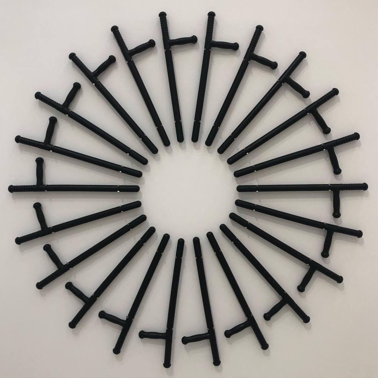 1280x1280, 112 Kb / дубинка, круг, солярный, символ