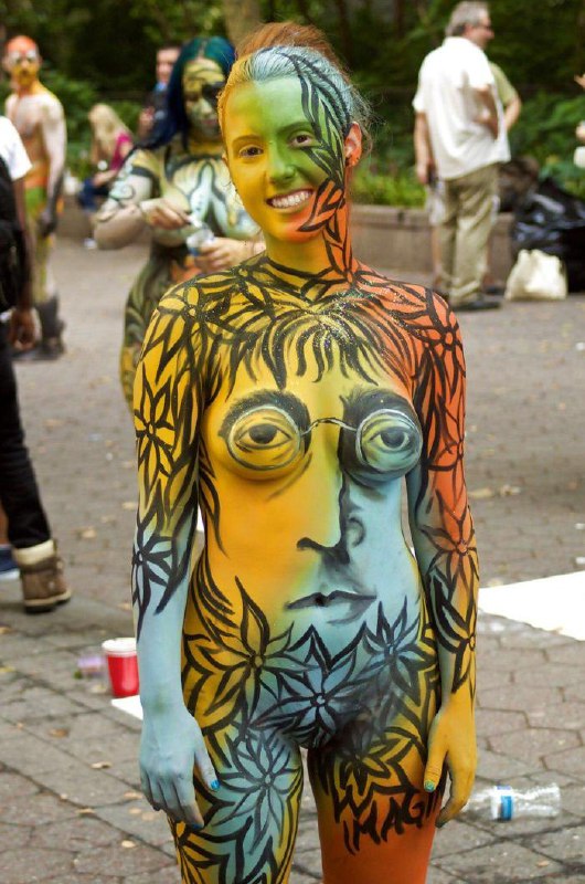 530x800, 110 Kb / девка, бодиарт, леннон