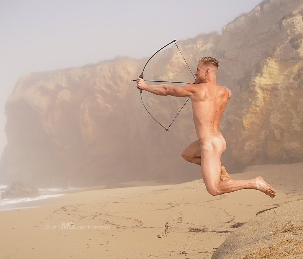 1027x876, 88 Kb / чудак, лук, прыжок, стрелок