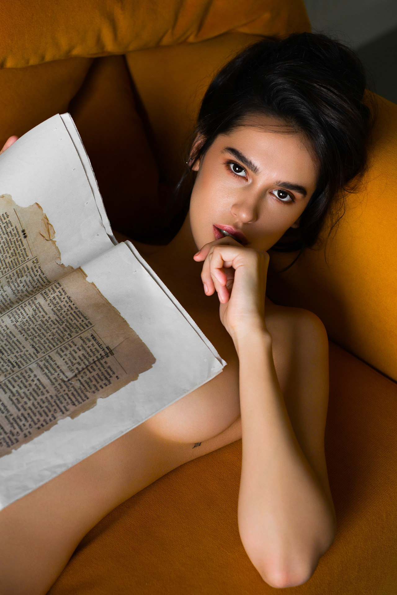 1280x1920, 589 Kb / диван, газета, тату, голая, глаза, взгляд, Andreea Balaban