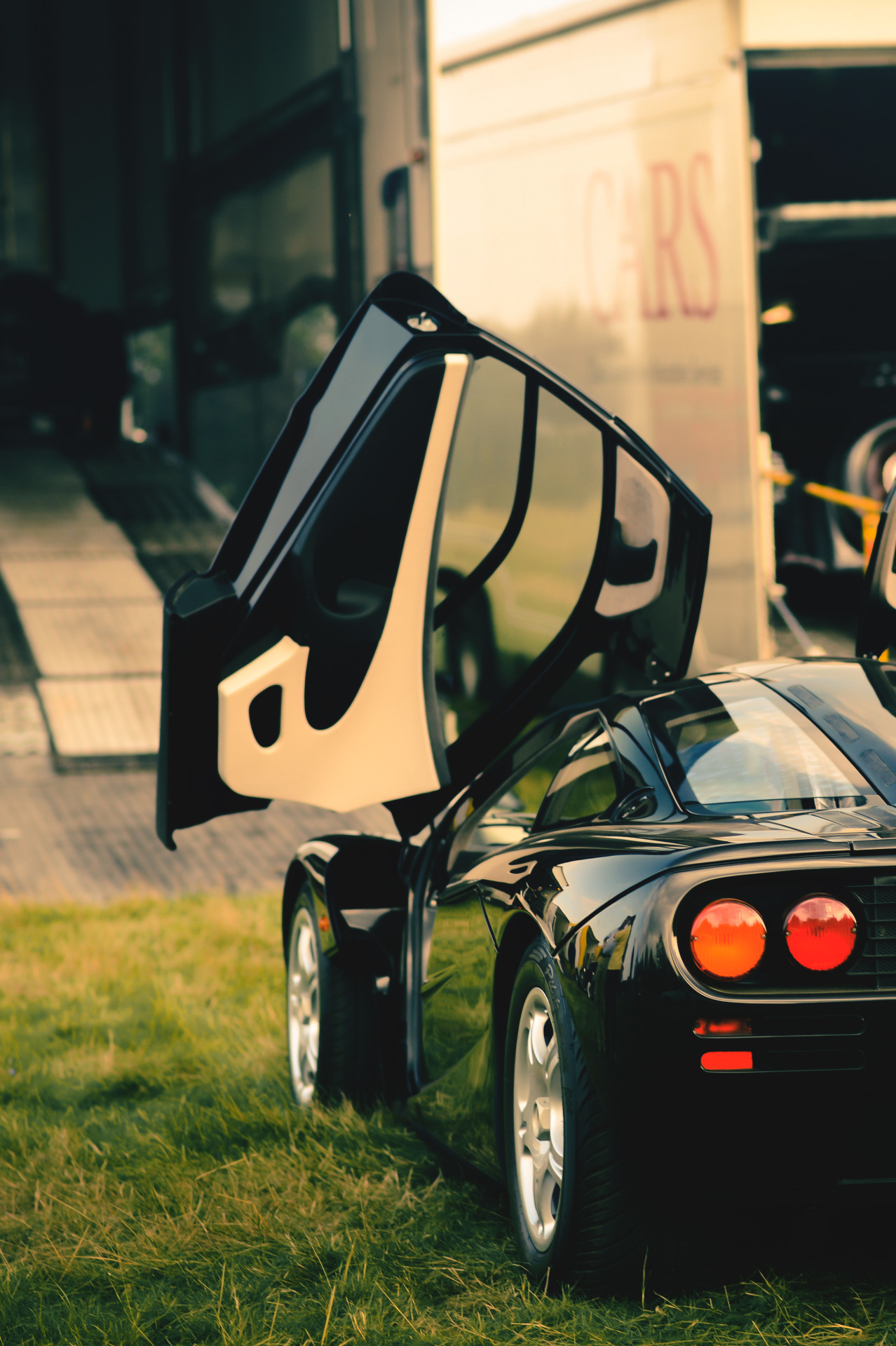 1278x1920, 537 Kb / mclaren f1, автомобиль, дверь, макларен, трава, лужайка, автовоз, фура, трейлер