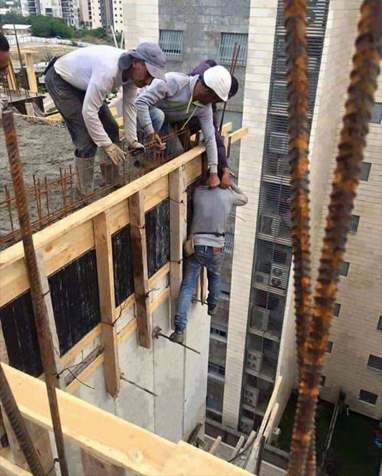 771x960, 133 Kb / стройка, строители, безопасность, страховка, арматура, опалубка, доски