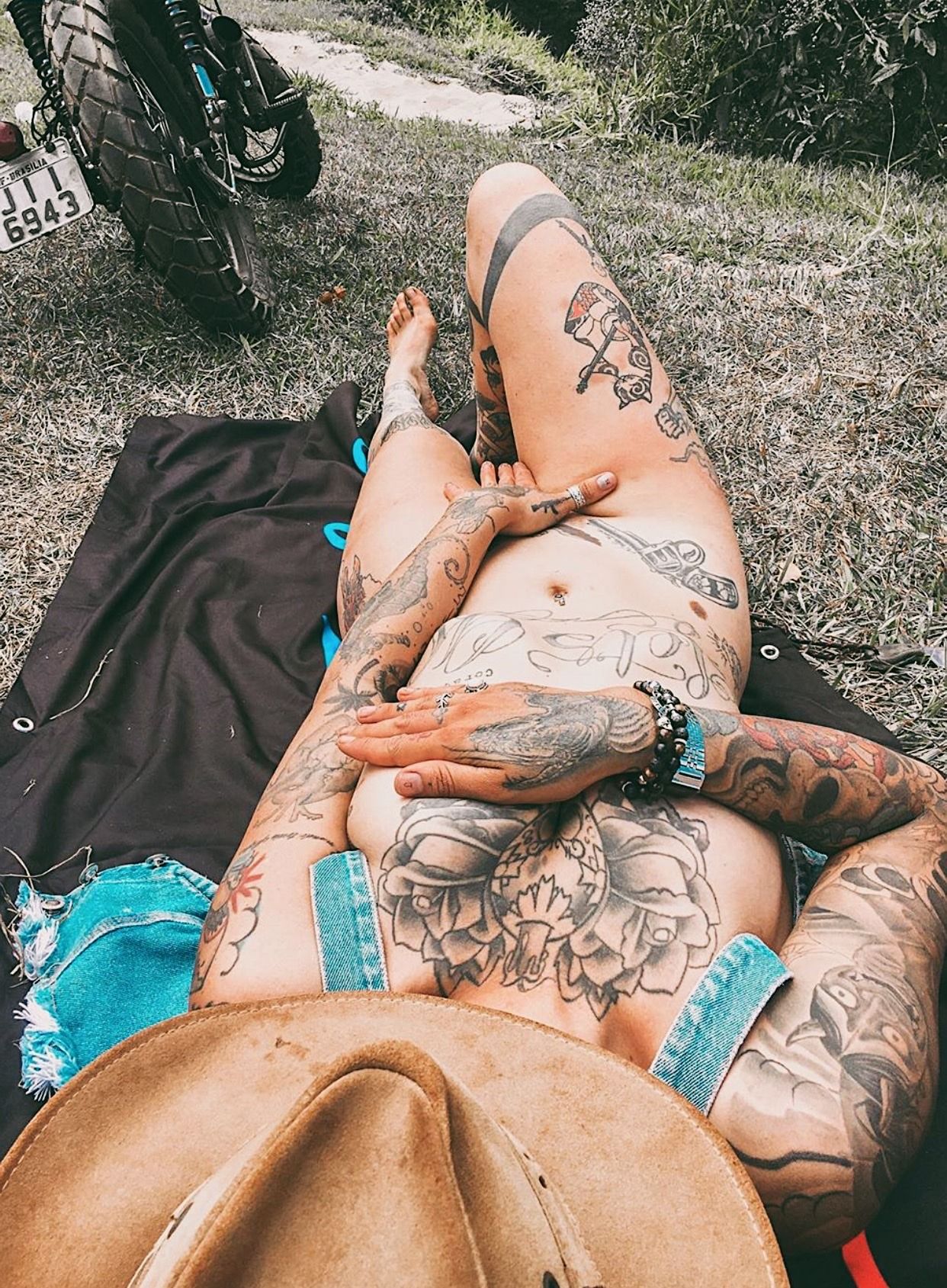 1242x1689, 492 Kb / голая, мотоцикл, байк, тату, шляпа, джинсы, браслет