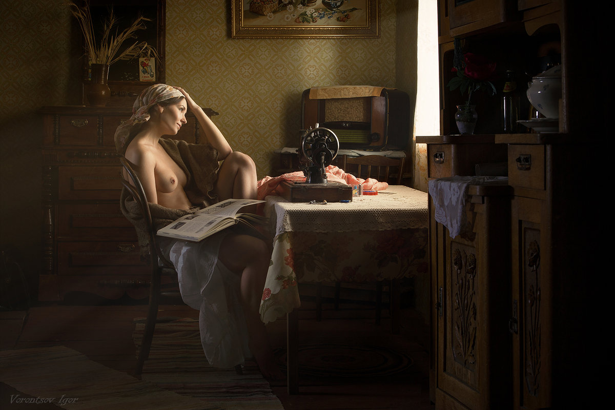 1200x800, 152 Kb / женщина, швейная машинка, стол, стул, буфеты, радио, книга, картина