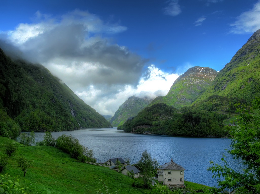 1024x765, 261 Kb / горы, небо, облака, трава, деревья, лес, дома, воды, Норвегия