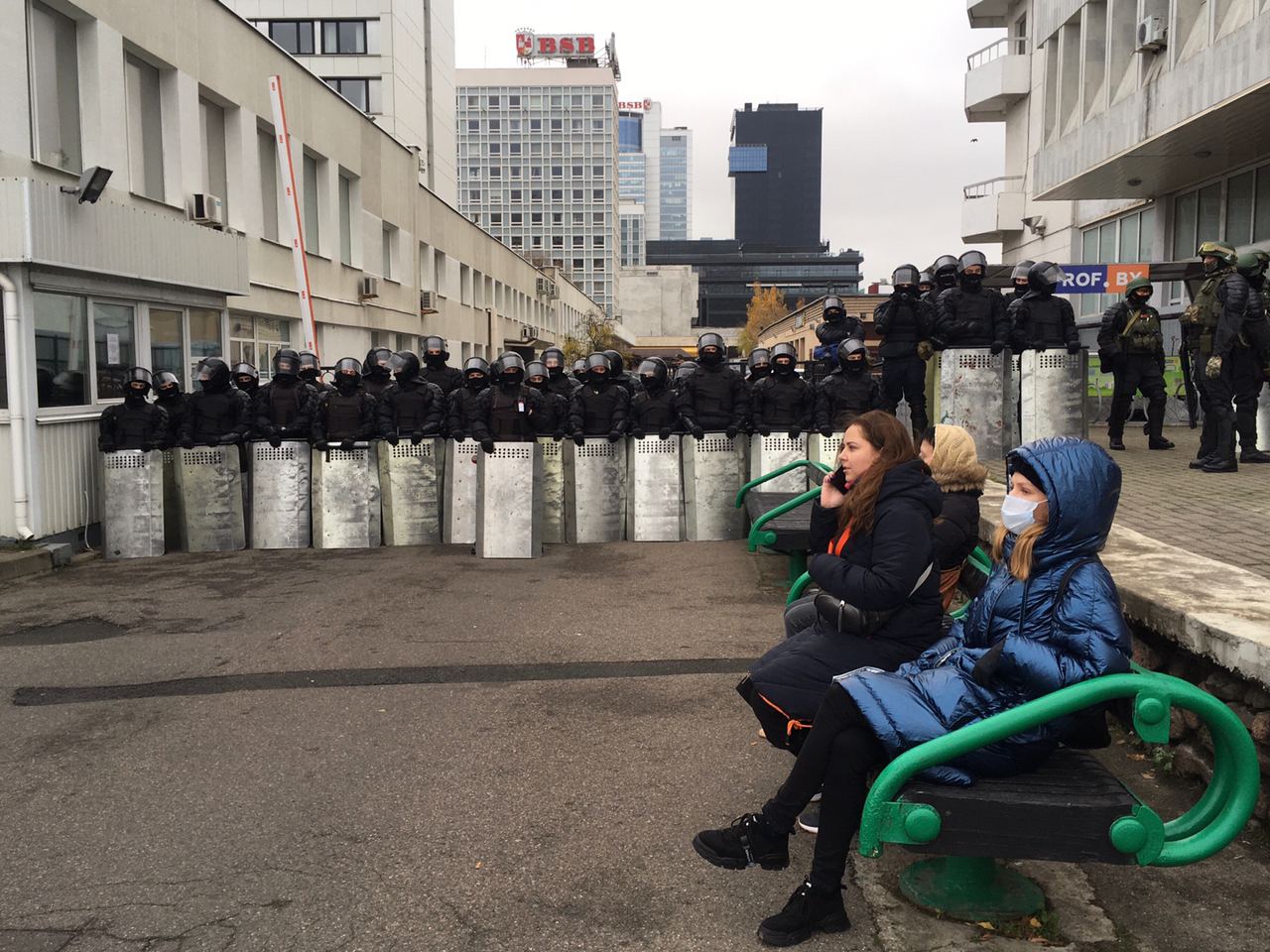 1280x960, 231 Kb / омон, щиты, лавка, женщины, маска, минск