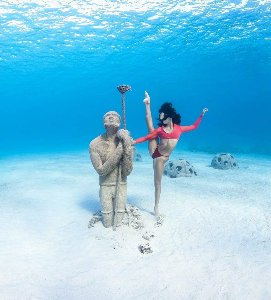 926x1024, 214 Kb / под водой, женщина, скульптура, маска, топ, балерина, растяжка