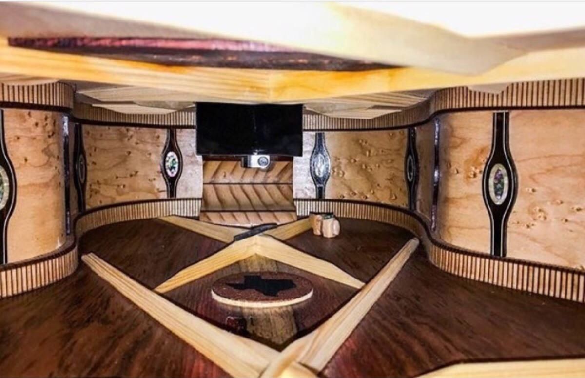 1200x775, 110 Kb / гитара, внутри