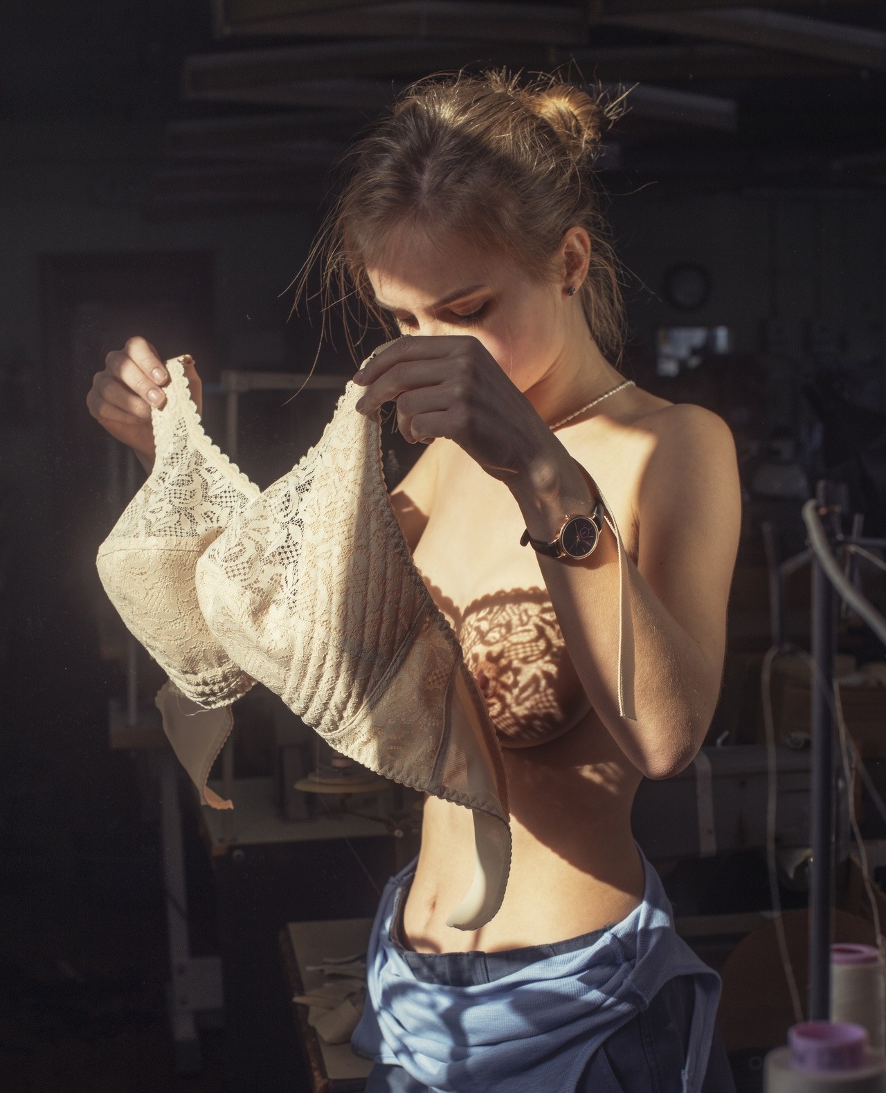 1280x1580, 416 Kb / блондинка, лифчик, бюстгальтер, часы, свет, тень, David Dubnitskiy, Давид Дубницкий