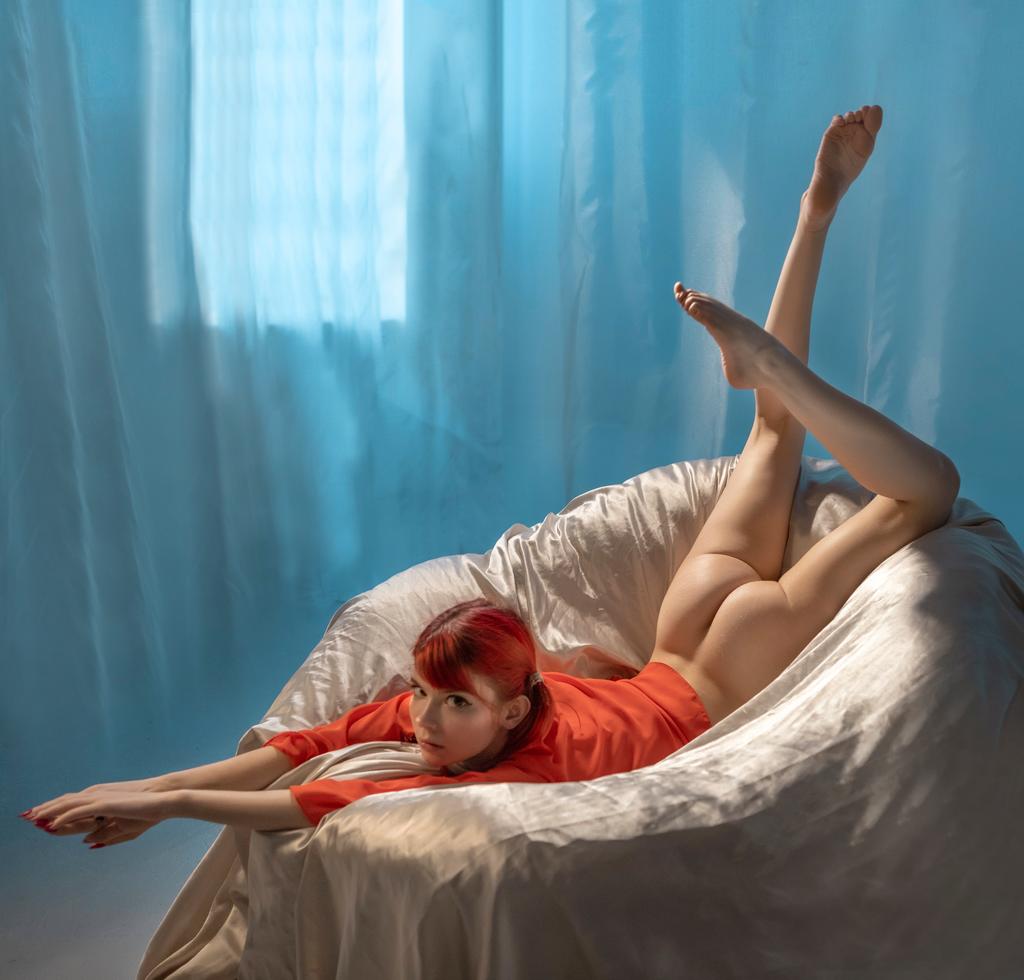 1024x980, 73 Kb / попа, кресло, тюль, блузка, красная, Anastasia Renz