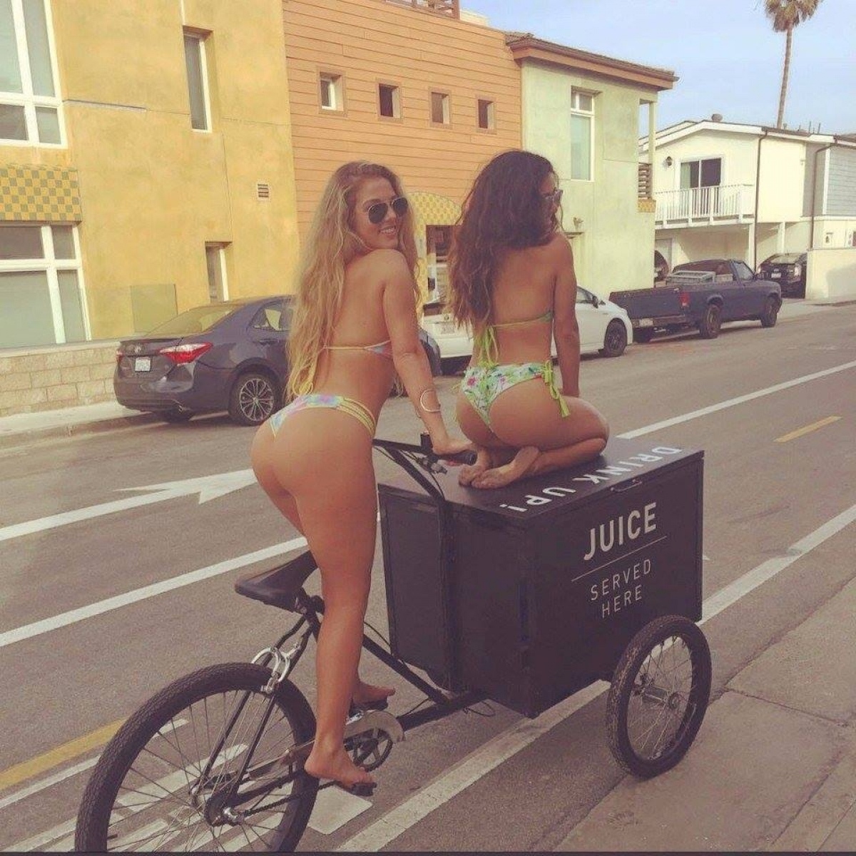 1200x1200, 493 Kb / вело, купальник, повозка