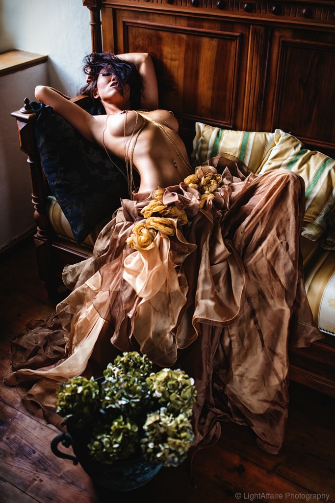 683x1024, 247 Kb / сиськи, юбка, софа, бусы, азиатка, цветы, подушки