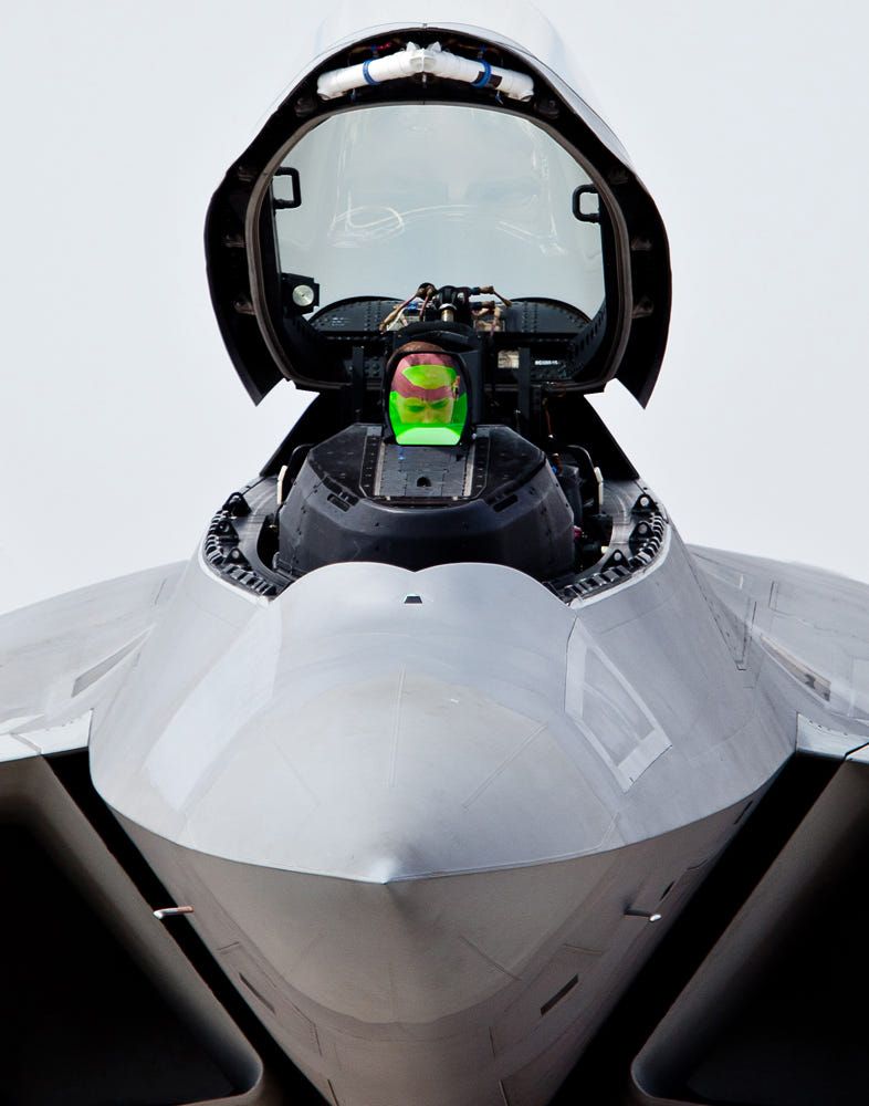 786x1000, 65 Kb / самолет, пилот, F-22, Раптор, истребитель