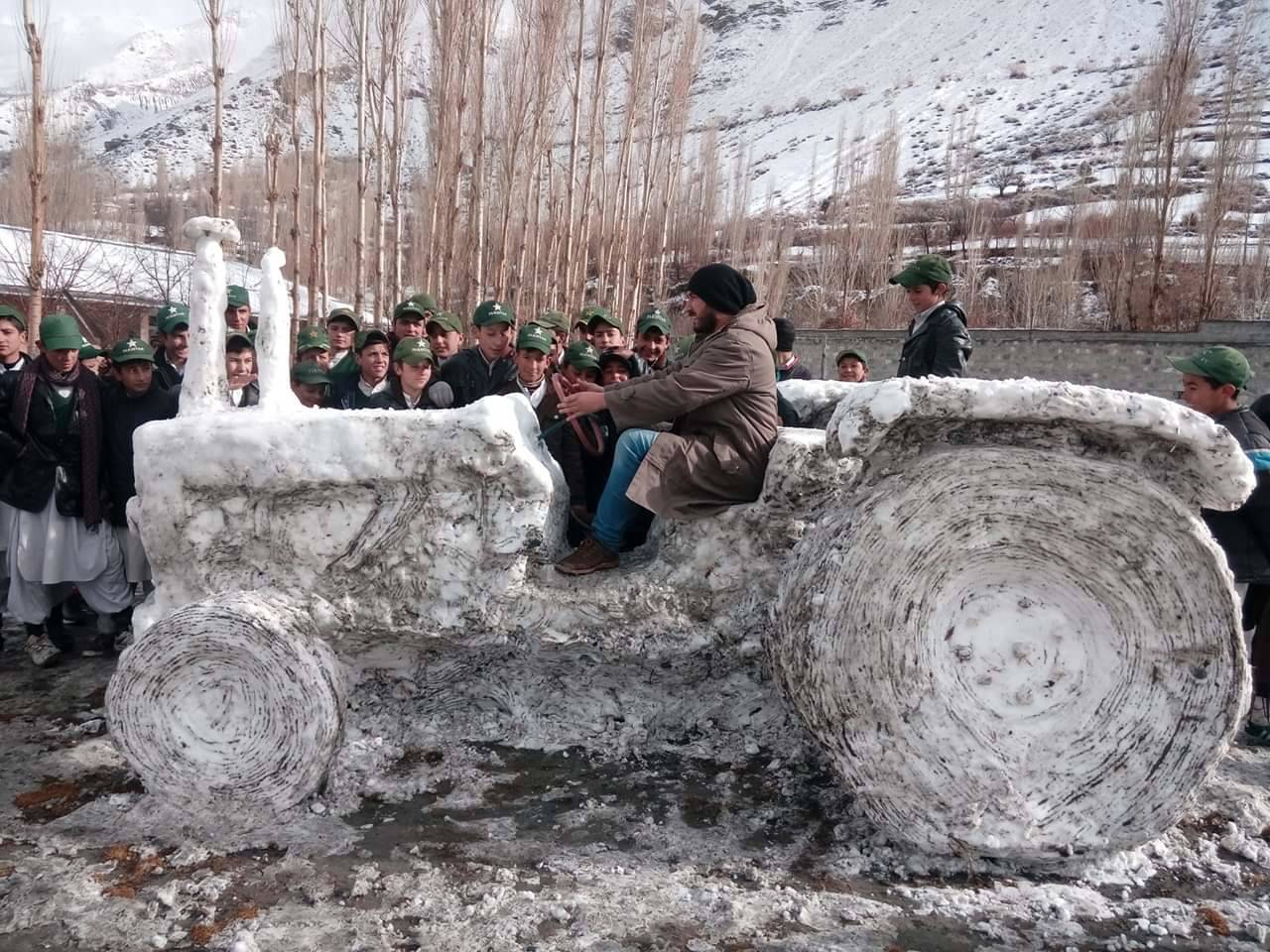 1280x960, 223 Kb / трактор, снег, дети