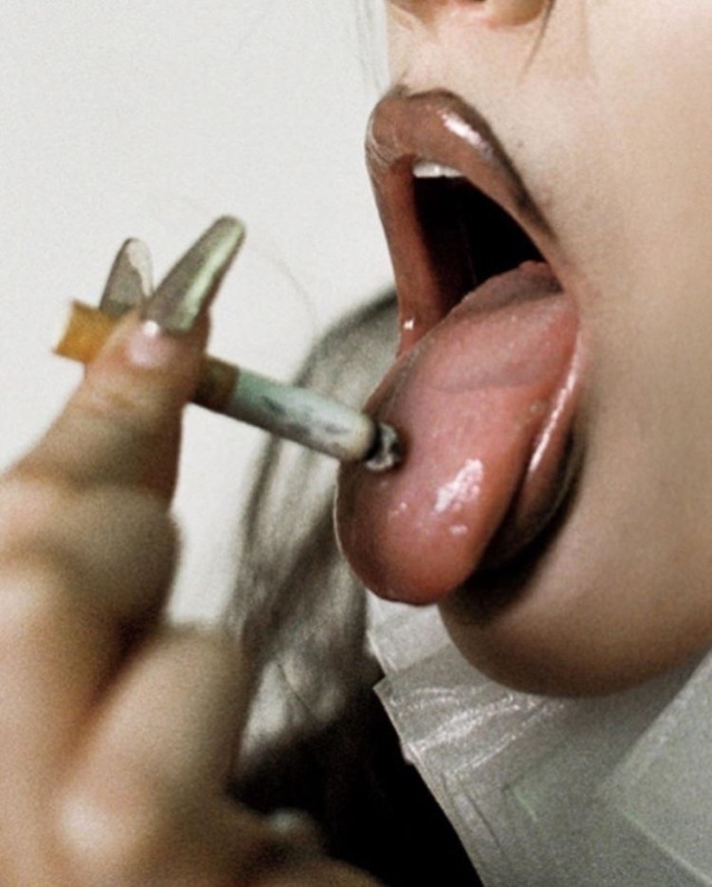 640x797, 89 Kb / девка, язык, окурок, ногти