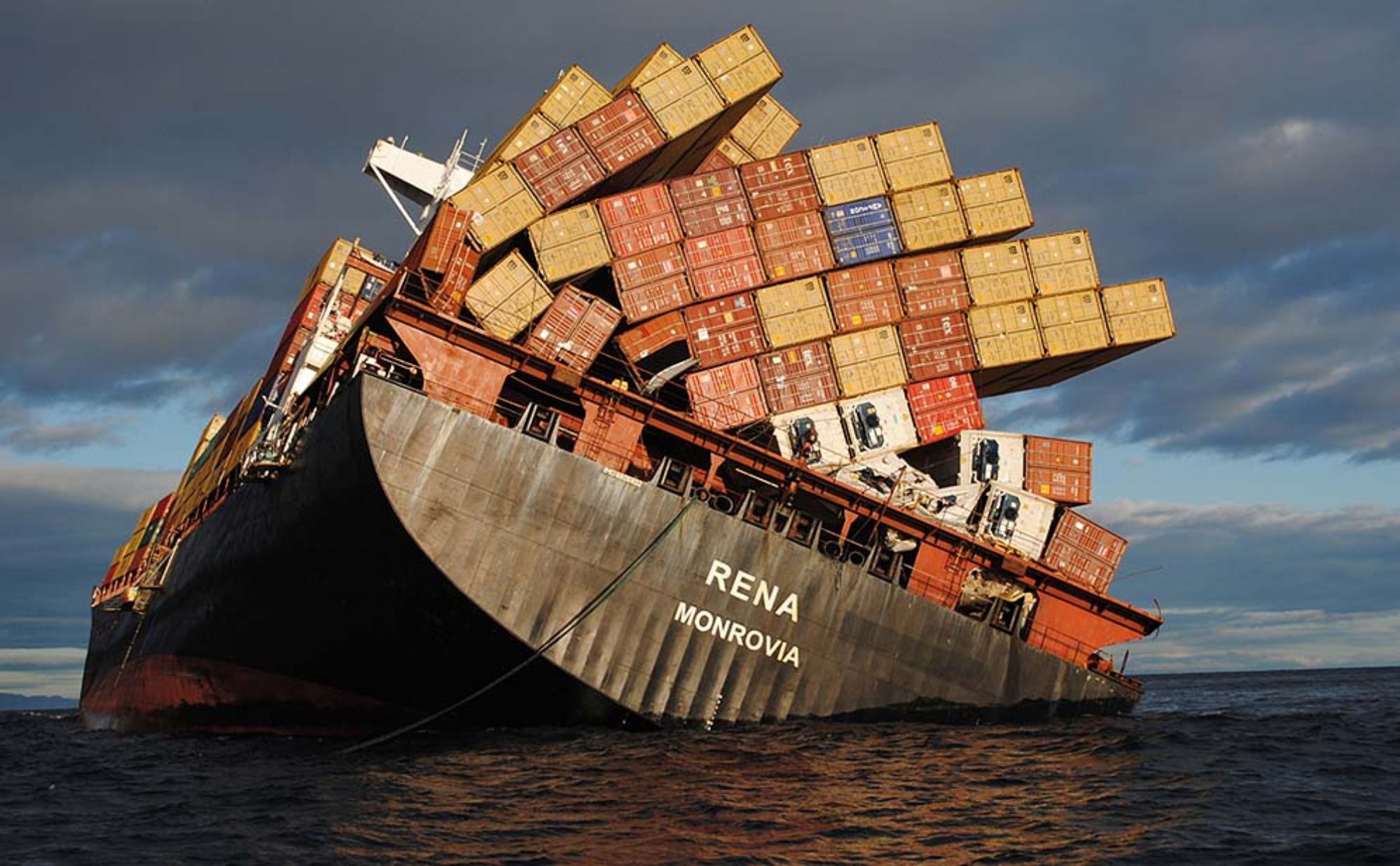 1999x1236, 412 Kb / воды, судно, груз, крен, катастрофа