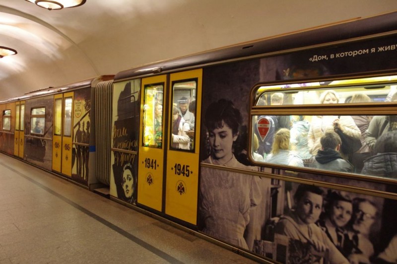 800x532, 97 Kb / Поезд, метро, Москва, победа, война, жёлтый, вов, политота, фашизм