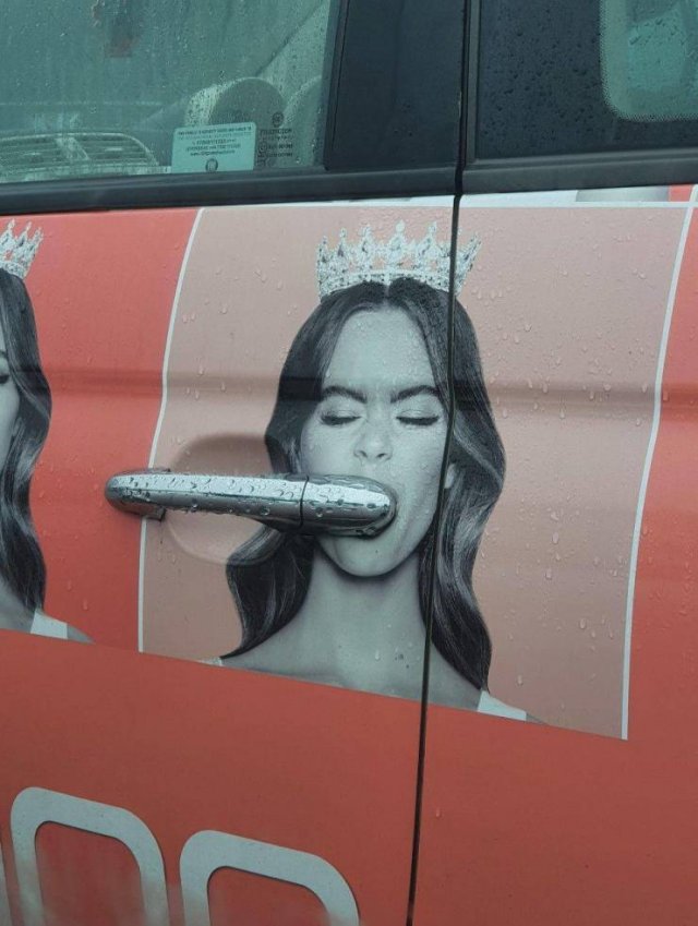 640x849, 74 Kb / дверь, ручка, королева, корона, рот