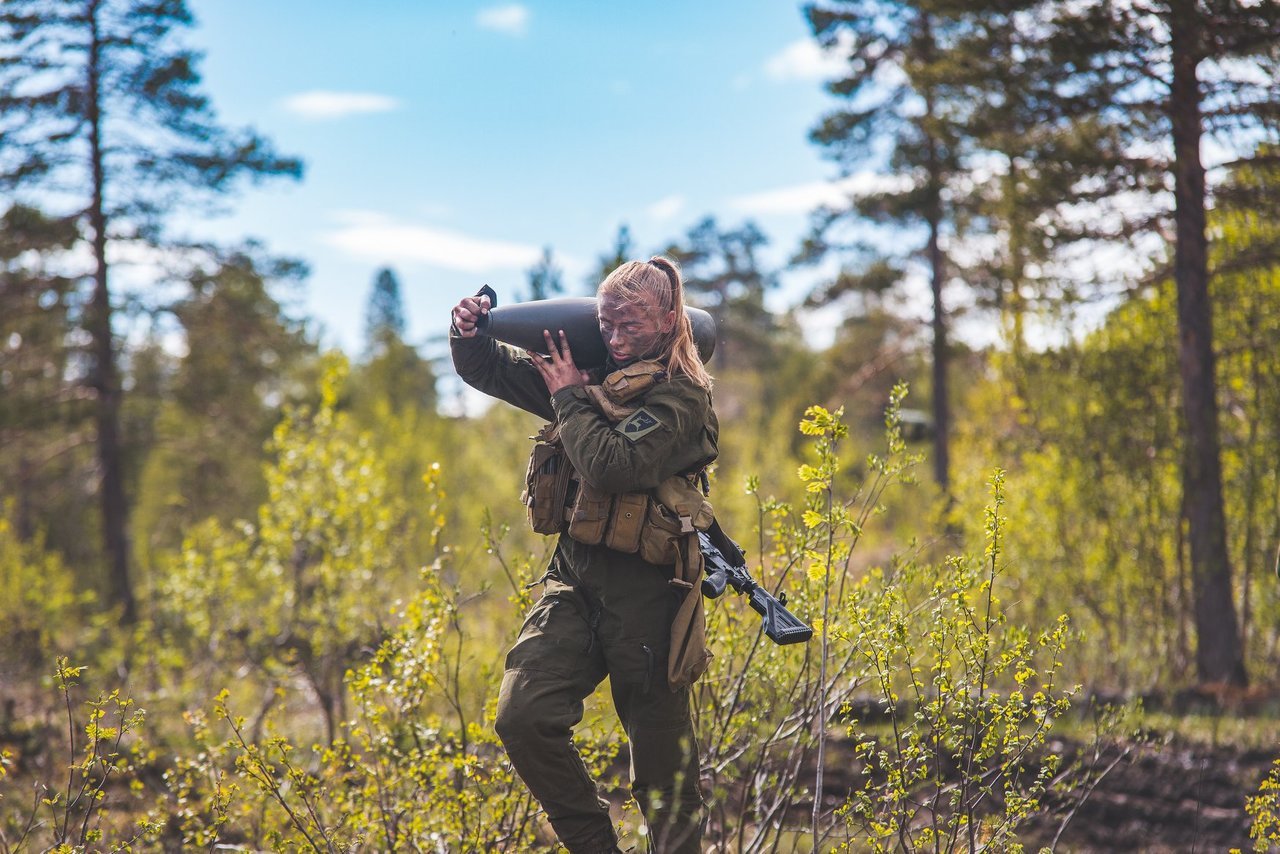 1280x854, 244 Kb / лес, блондинка, солдат, снаряд, винтовка, камуфляж, равноправие