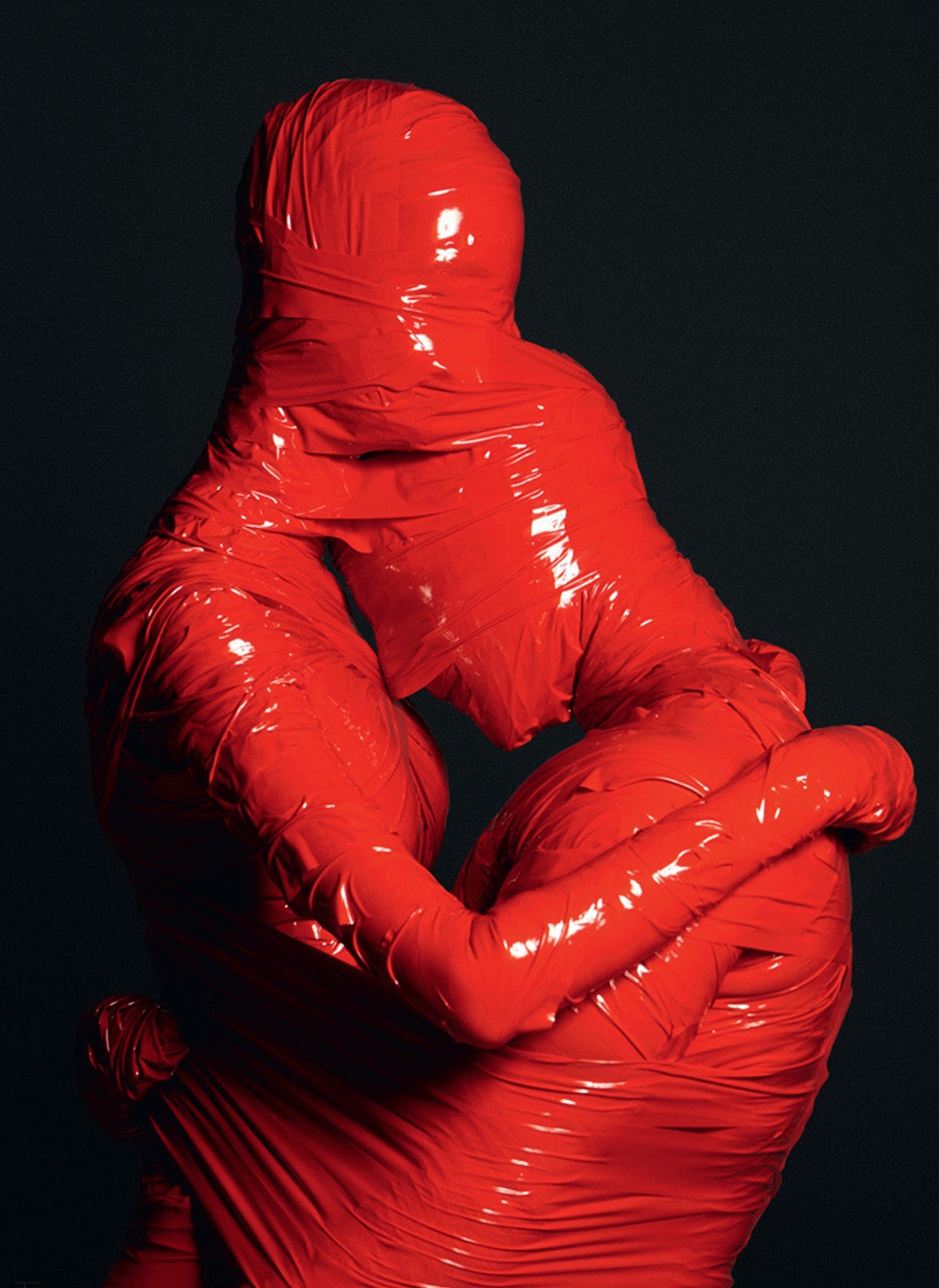 1450x1988, 544 Kb / красный, двое, скотч, клеенка, скульптура