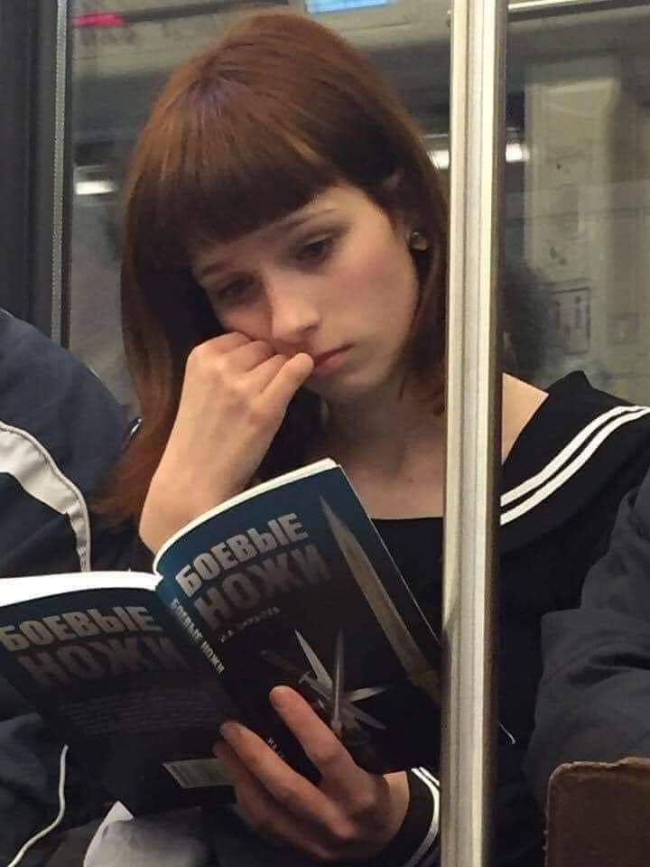 720x960, 46 Kb / девушка, книга, боевые ножи, метро