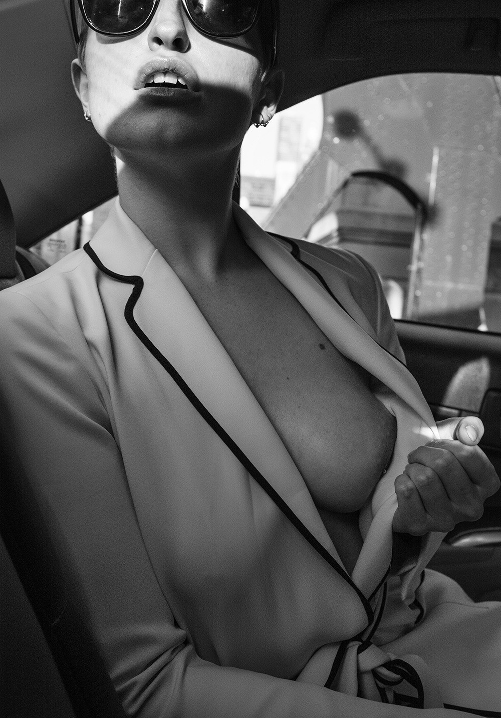 1000x1433, 362 Kb / очки, салон, пиджак, ч/б