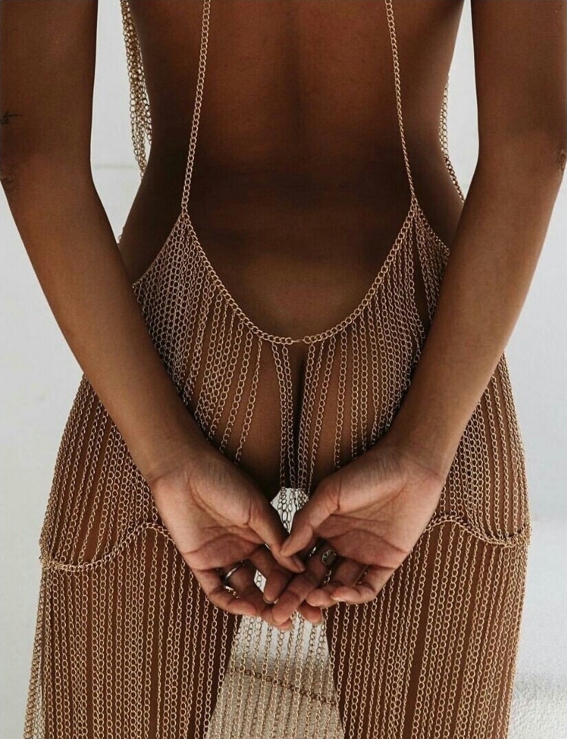 824x1073, 276 Kb / попа, платье, прозрачное, цепь, цепочка, кольцо