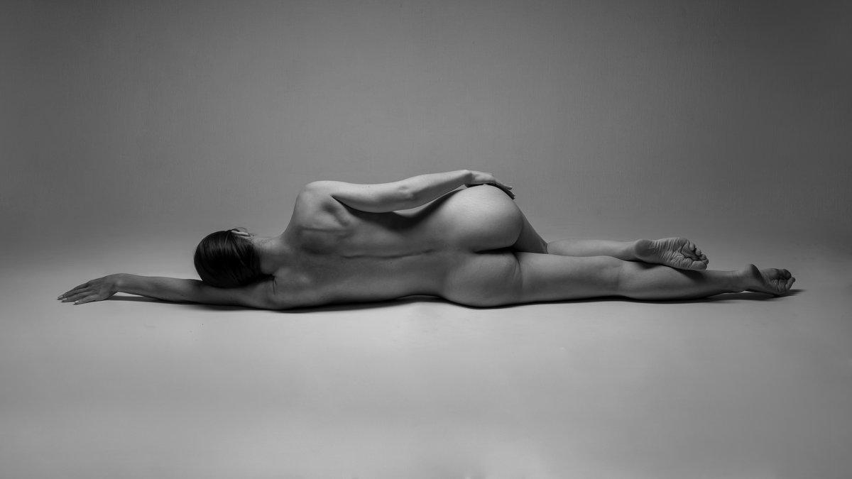 1200x675, 42 Kb / голая, лежит, спина, ч/б