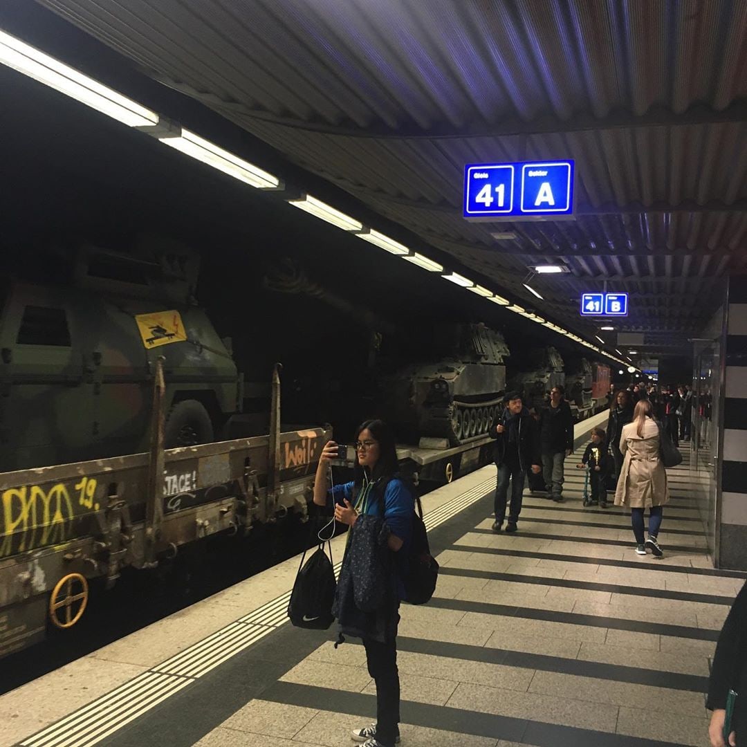 1080x1080, 181 Kb / метро, поезд, платформа, эшелон, гаубица, Швейцария, Цюрих