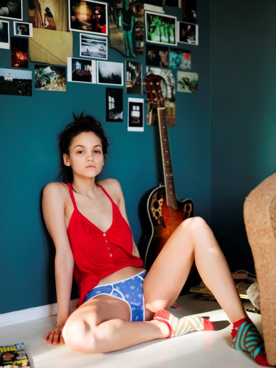 900x1200, 138 Kb / гитара, трусы, носки, майка, журнал, фотография, трусы, Maria Demina, Мария Дёмина