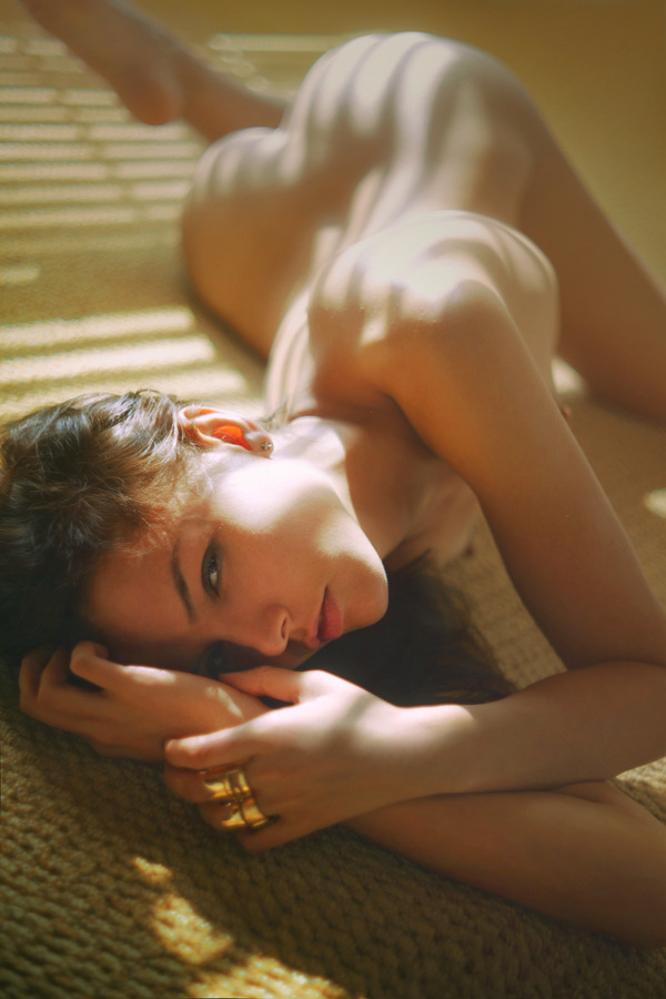 600x900, 120 Kb / кольцо, голая, свет, тень