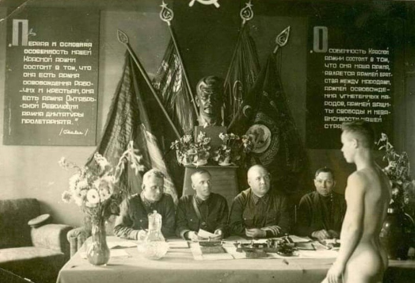 814x555, 116 Kb / комиссия, осмотр, совок, голый, флаги, ч/б