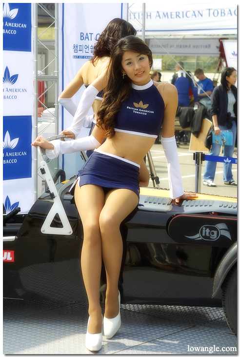 492x732, 233 Kb / азиатка, ноги, выставка, модель, табак