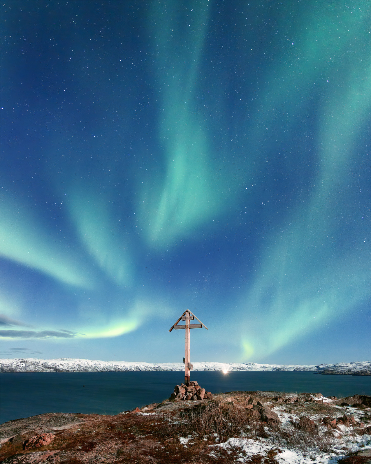 1280x1600, 582 Kb / берега, воды, северное сияние, небо, звезды, камни, могилка, снег, красота