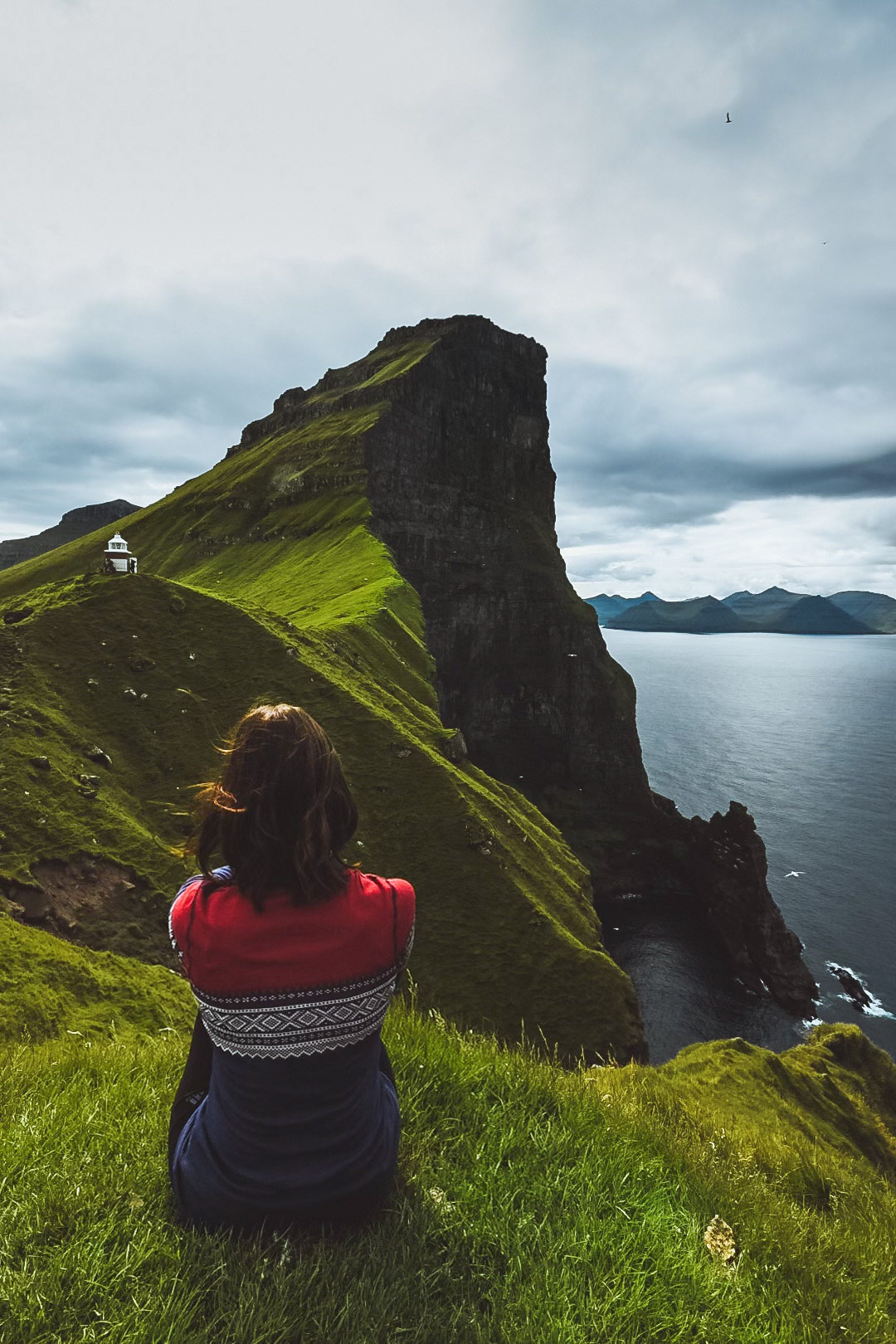 1080x1620, 471 Kb / горы, озеро, трава, свитер, маяк, обрыв