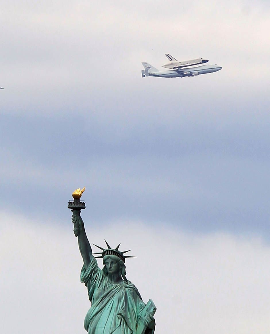 940x1162, 49 Kb / статуя свободы, факел, самолет, шаттл, Enterprisе, челнок, космос, Нью-Йорк, боинг