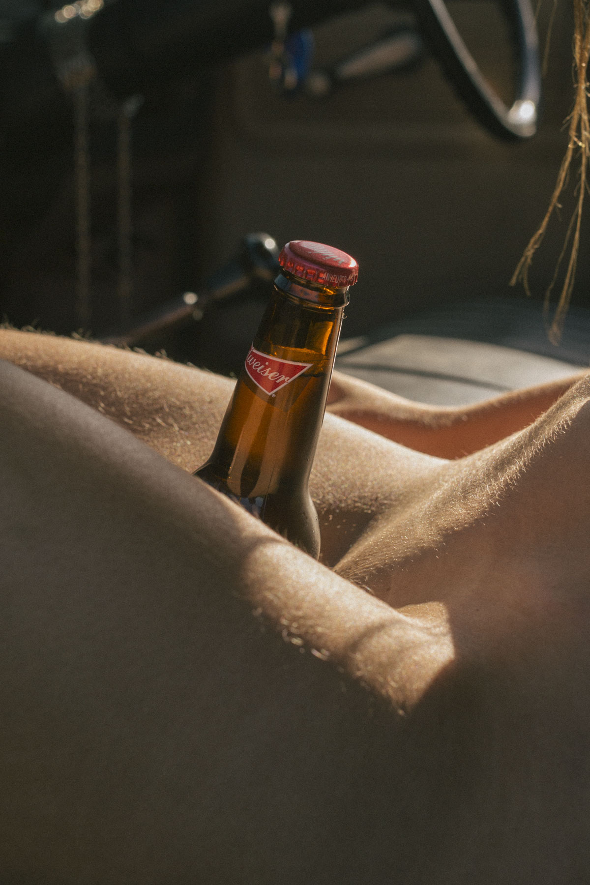 1200x1800, 341 Kb / автомобиль, классика, ретро, руль, голая, бритая, пиво, бутылка,  Budweiser, Будвайзер